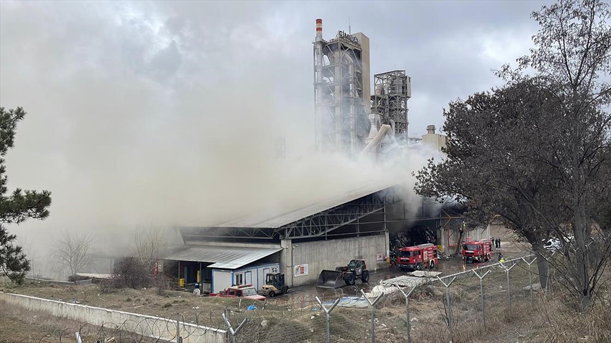 Eskişehir’de Çimento Fabrikasının Geri Dönüşüm Tesisinde Çıkan Yangına Müdahale Ediliyor Haberi