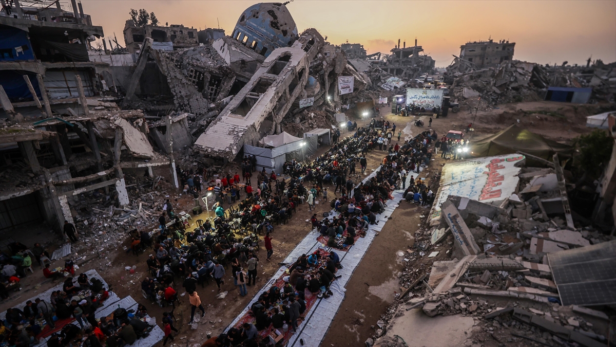 Gazze’de Yıkıntılar Arasında Toplu Iftar Haberi