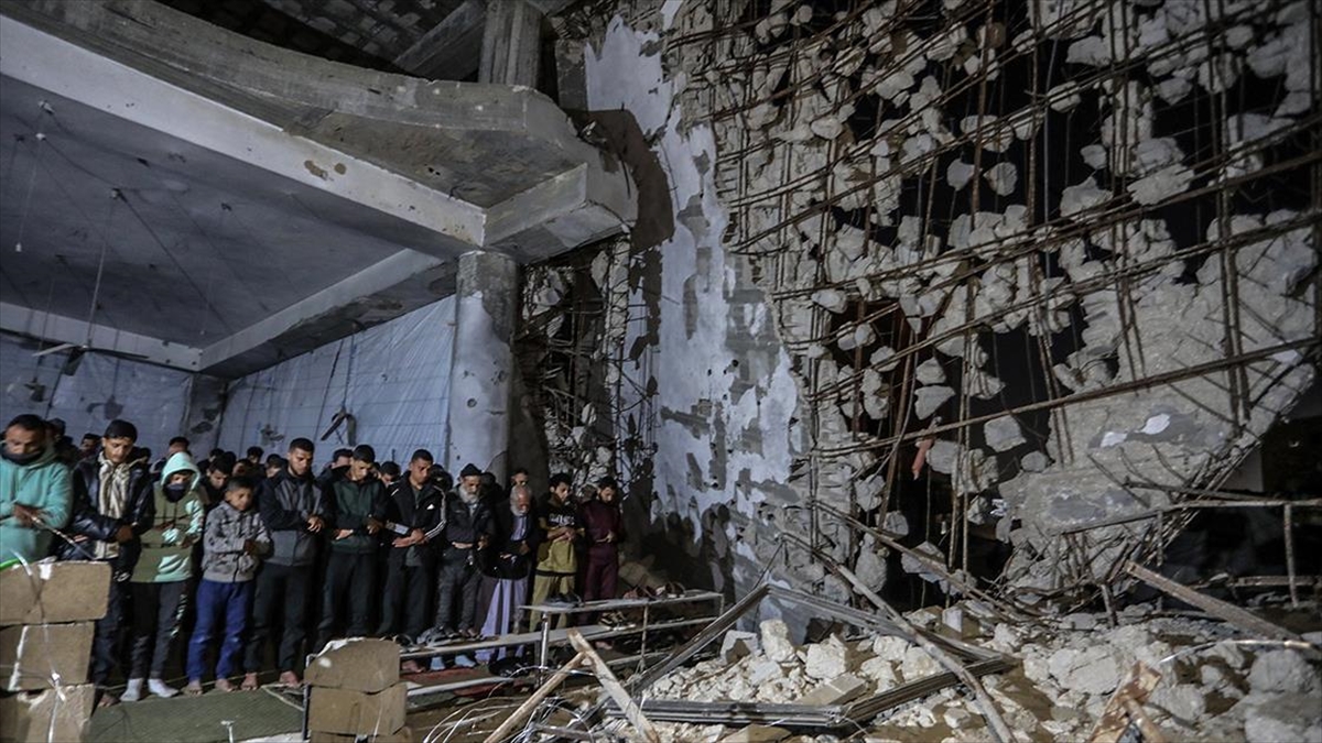 Gazzeliler, İsrail’in Bombaladığı Camilerin Enkazında Ilk Teravih Namazını Kıldı Haberi