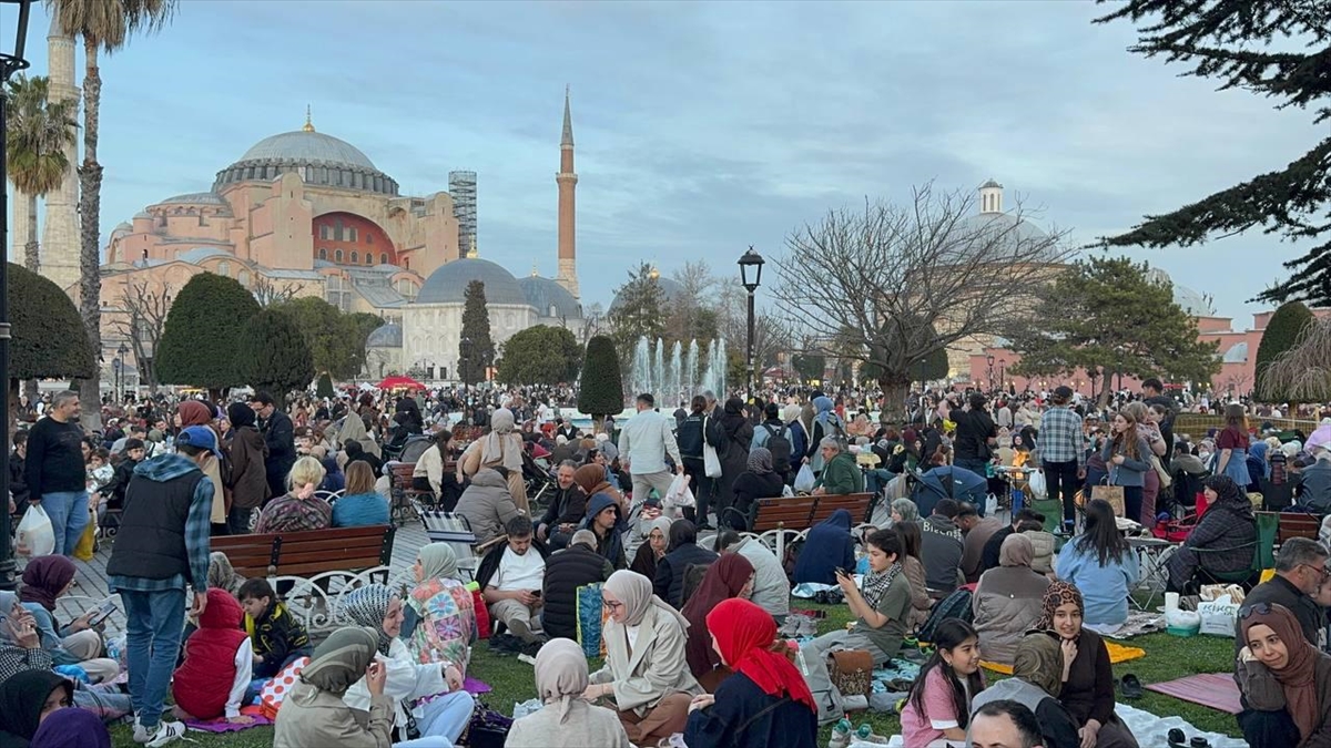 Güzel Havayı Fırsat Bilen İstanbullular Yeşil Alanlarda Iftar Yaptı Haberi