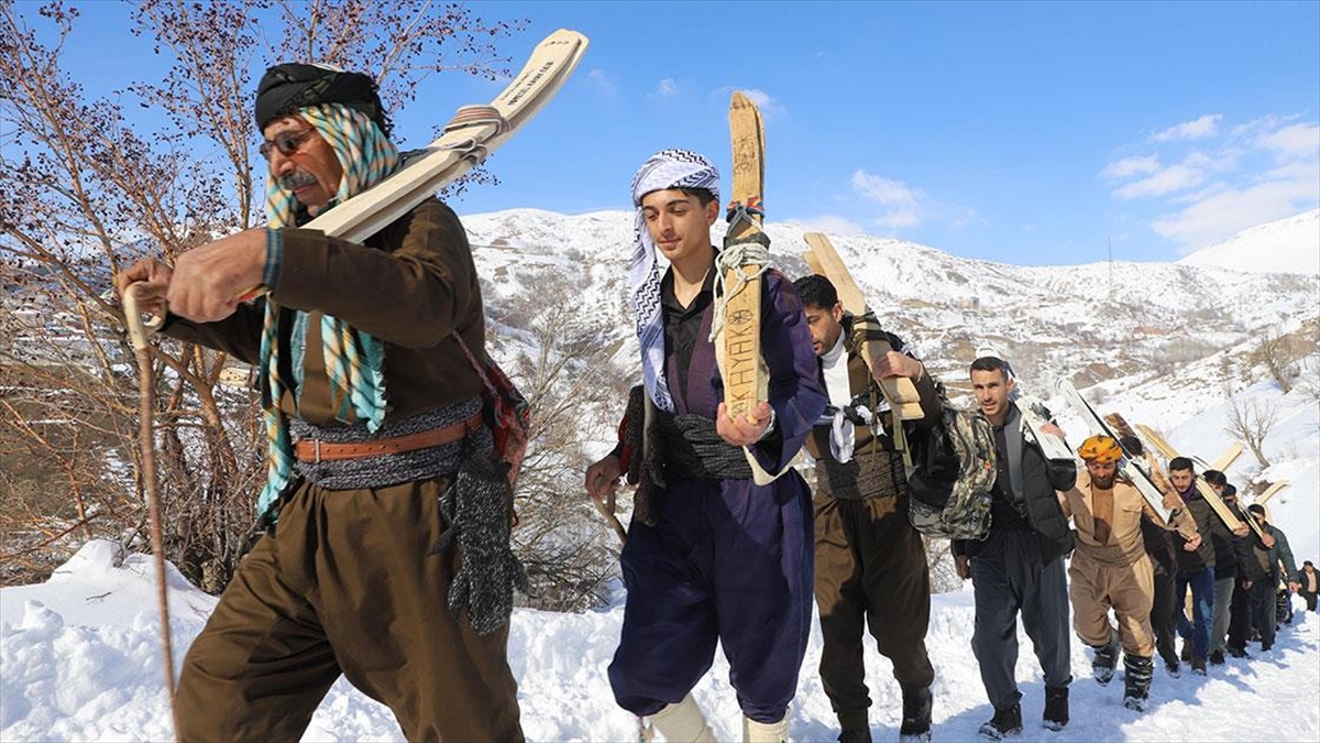 Hakkari’de Köylüler Tahtadan Yaptıkları Kayak Takımlarıyla Kayarak Eğlendi Haberi