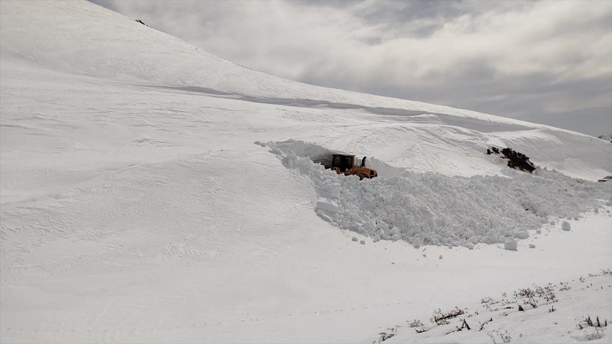 Hakkari’de Üs Bölgelerinin Yolunda Karla Mücadele Sürüyor Haberi