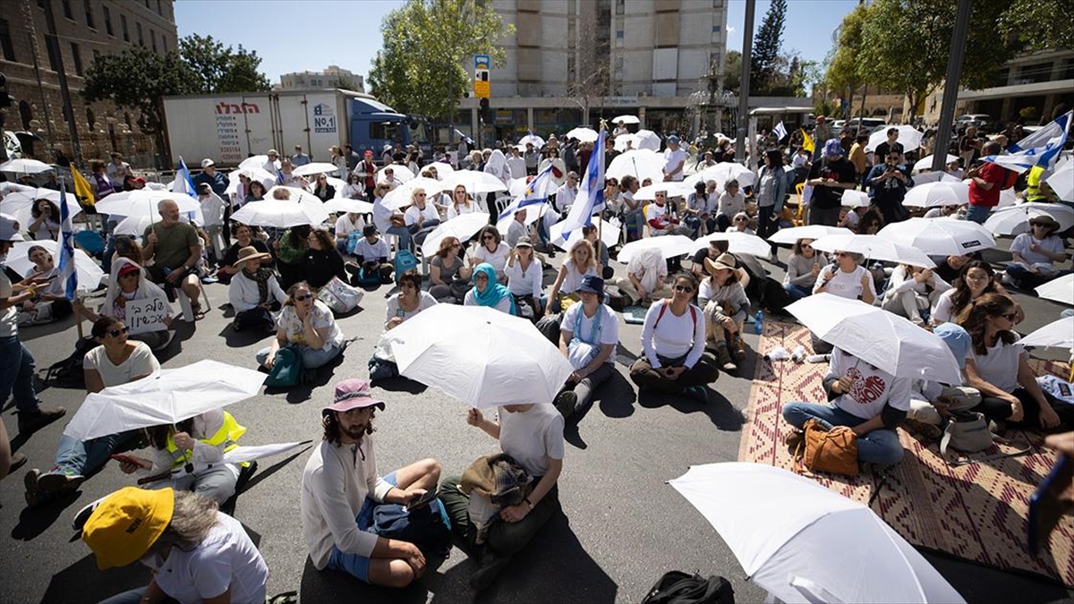 İsrail’de Netanyahu Hükümetine Karşı Kitlesel Protestolar Düzenleniyor Haberi