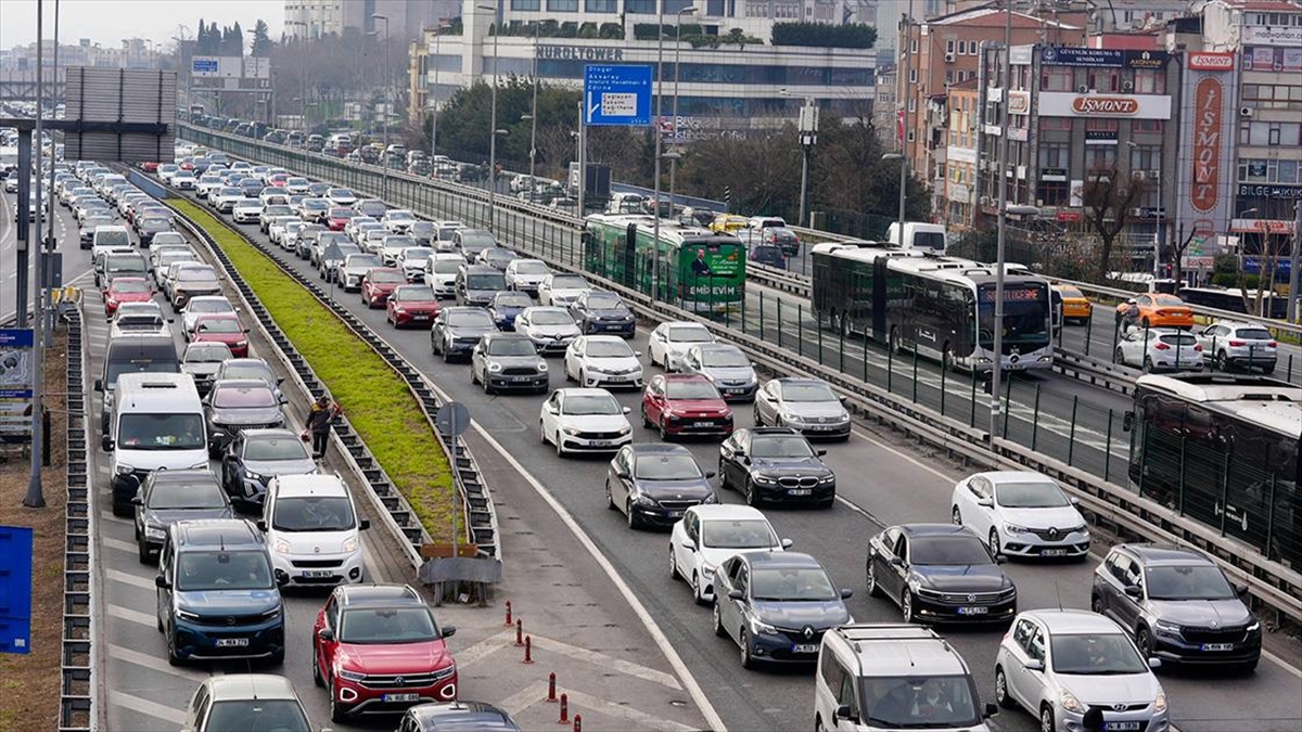 İstanbul’da Akşam Saatlerinde Trafik Yoğunluğu Yaşanıyor Haberi