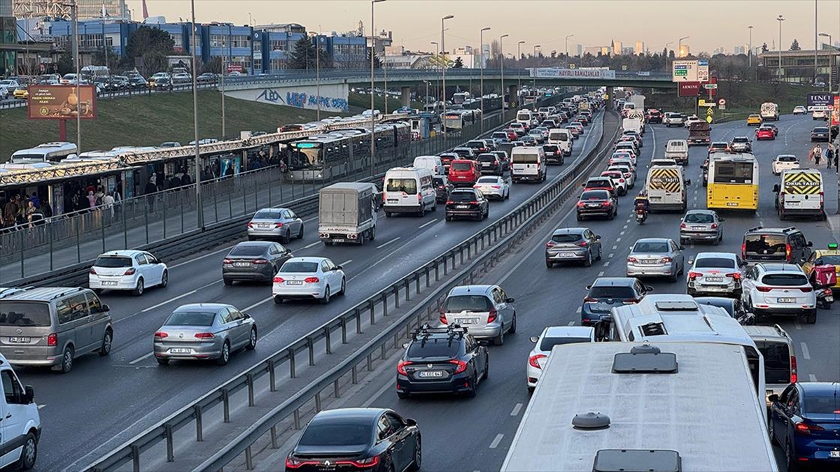 İstanbul’da Akşam Saatlerinde Trafik Yoğunluğu Yüzde 83’E Çıktı Haberi