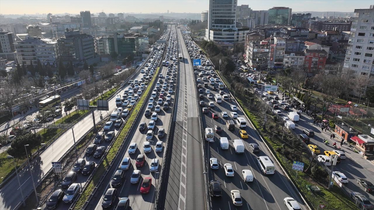 İstanbul’da Akşam Saatlerinde Trafik Yoğunluğu Yüzde 85’E Ulaştı Haberi