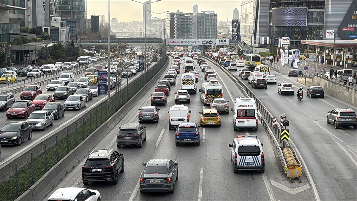 İstanbul’da Hafta Sonu Akşam Saatlerinde Trafik Yoğunluğu Yaşandı Haberi