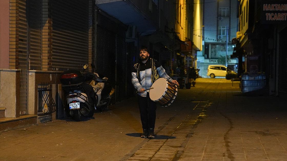 İstanbul’da Ramazan Davulcularının Sahur Mesaisi Başladı Haberi