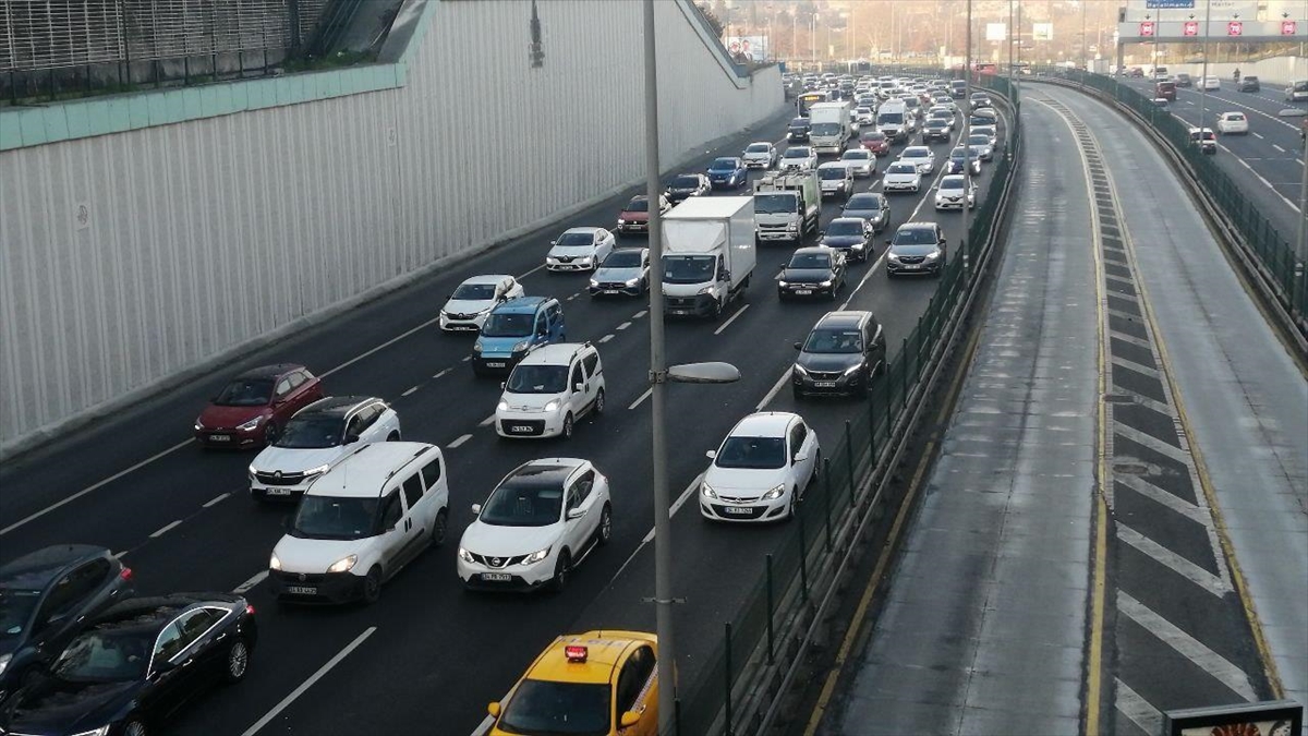 İstanbul’da Sabah Saatlerinde Trafik Yoğunluğu Oluştu Haberi