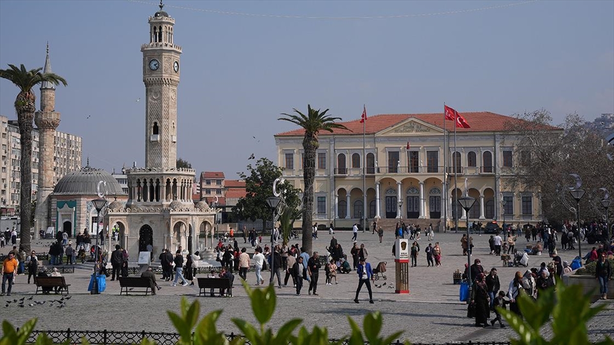 İzmir’de Güneşli Havayı Fırsat Bilenler Açık Alanlarda Vakit Geçirdi Haberi