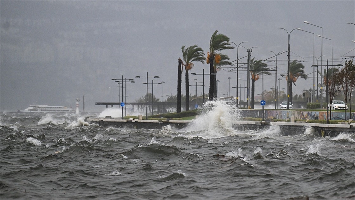 İzmir’de Şiddetli Rüzgar Nedeniyle Feribot Seferleri Iptal Edildi Haberi