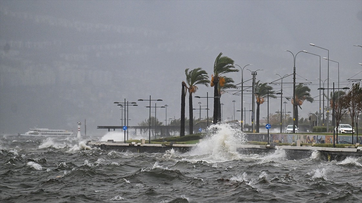 İzmir’de Şiddetli Rüzgar Nedeniyle Vapur Seferleri Iptal Edildi Haberi