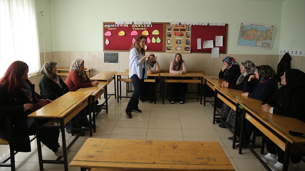 Kadın Akademisyen, Kırsaldaki Kadınlara Gönüllü “Iklim Değişikliğine Uyum” Eğitimi Veriyor Haberi