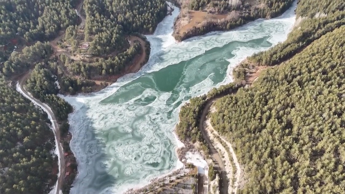 Kastamonu’da Büyük Bölümü Buz Tutan Tuzaklı Göleti Dronla Görüntülendi Haberi