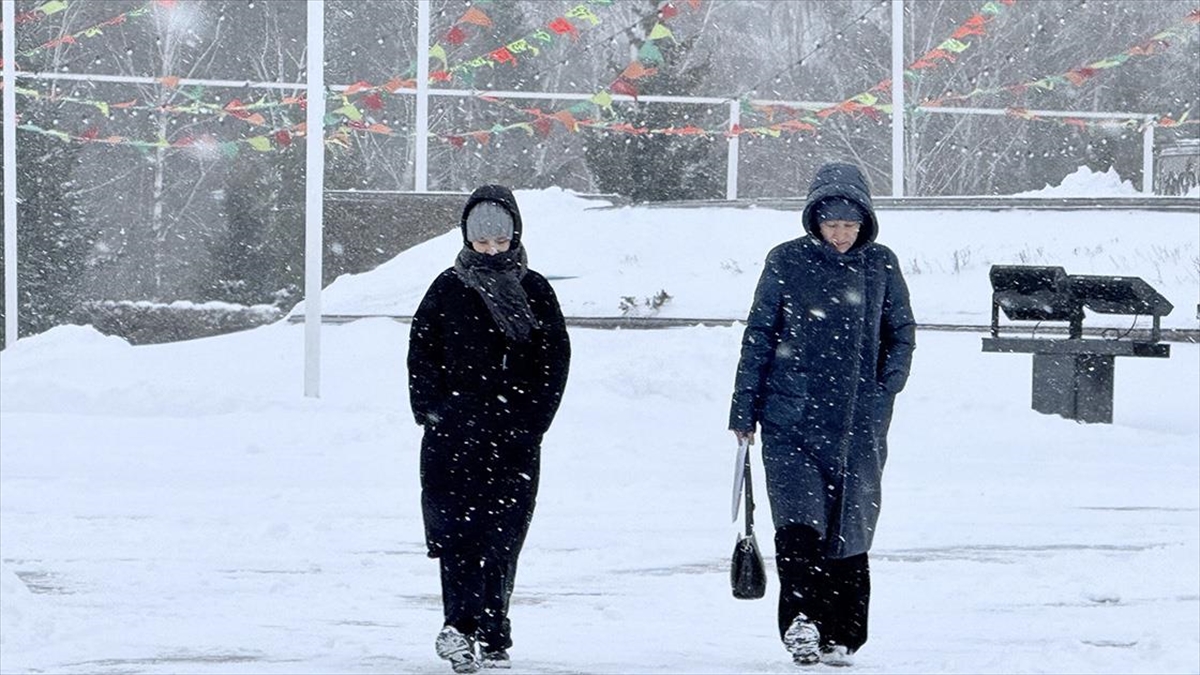 Kazakistan’da Kar Fırtınası Etkili Oluyor Haberi