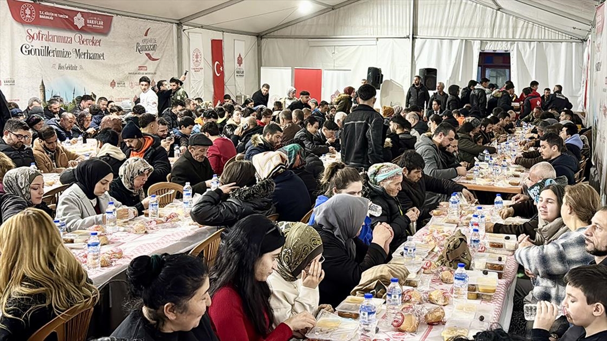 Kırşehir Ahi Evran Külliyesi’nde Yüzlerce Kişi Ilk Iftarı Birlikte Yaptı Haberi