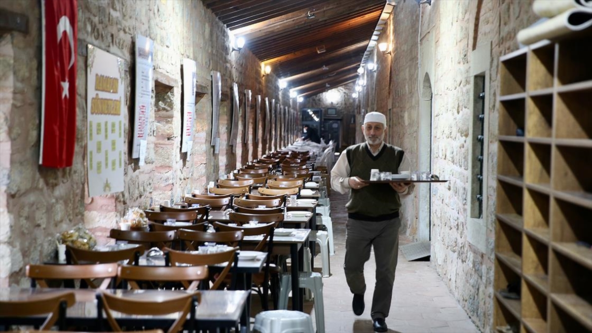 Kocaeli’nin Tarihi Ilim Ve Ibadet Merkezinde 5 Asırlık Iftar Geleneği Sürdürülüyor Haberi