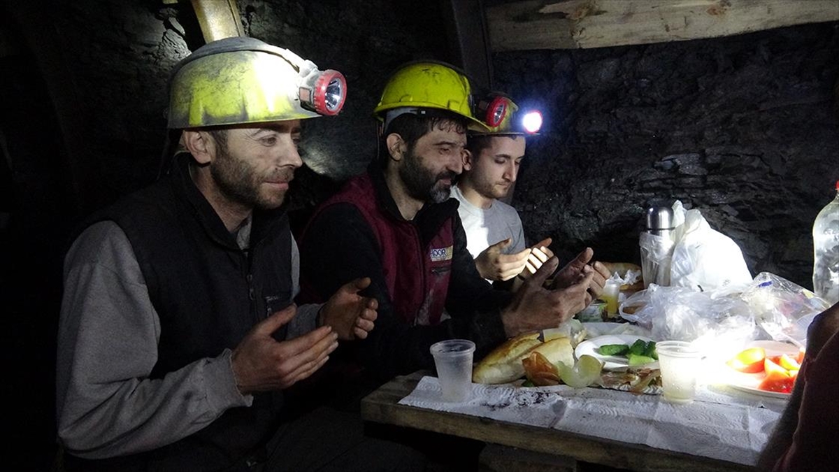 Kömür Kentinin Maden Işçileri Yerin Metrelerce Altında Ilk Sahurlarını Yaptı Haberi