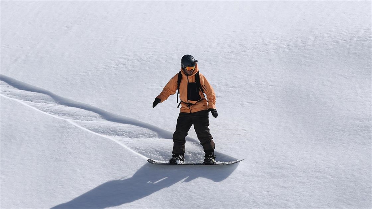 Kümbet Yaylası’nın Karlı Yamaçlarında Snowboard Etkinliği Yapıldı Haberi