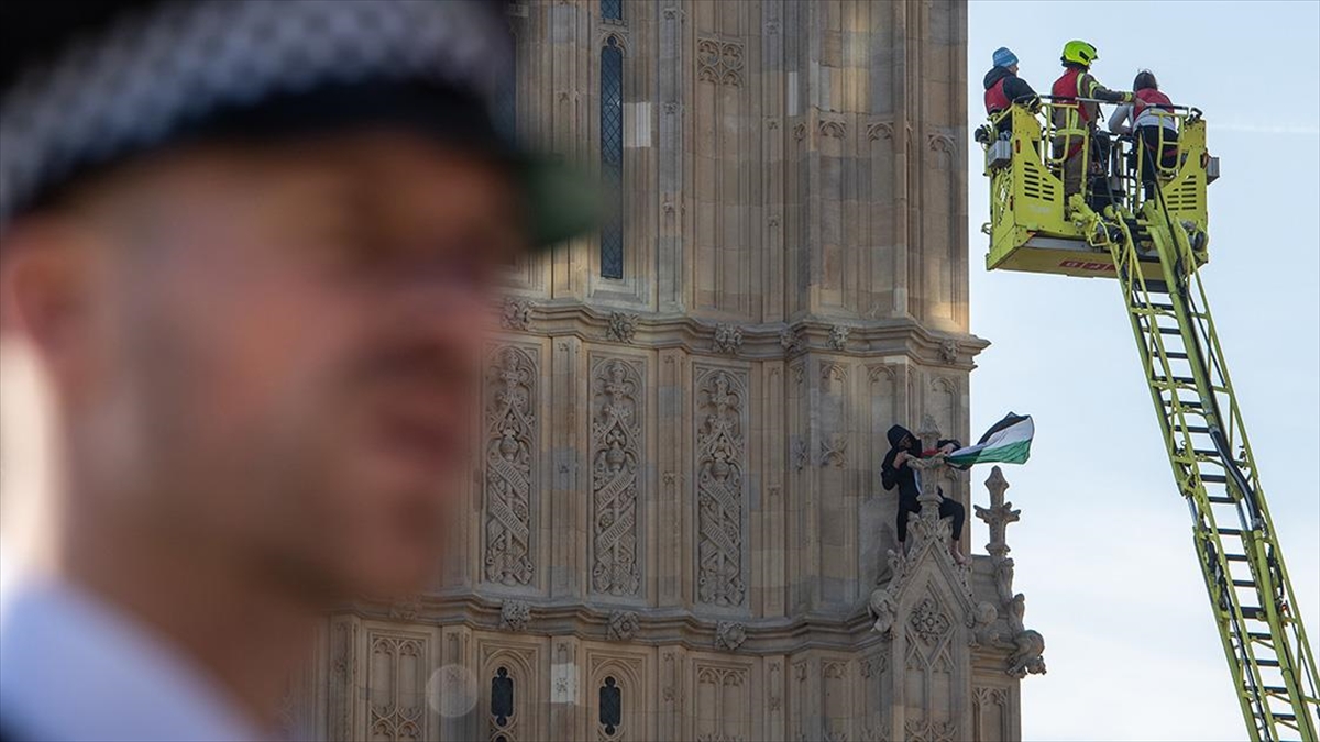 Londra’da Bir Gösterici Filistin Bayrağıyla Big Ben’e Tırmandı Haberi