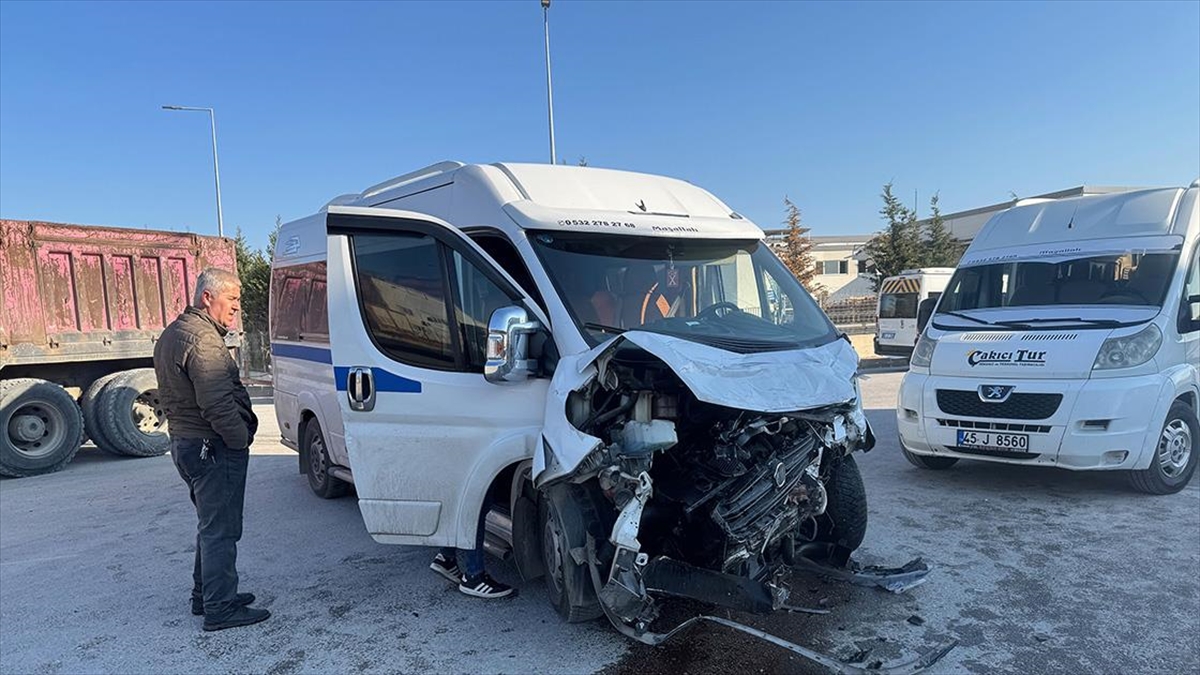 Manisa’da Iki Işçi Servisinin Çarpıştığı Kazada 19 Kişi Yaralandı Haberi