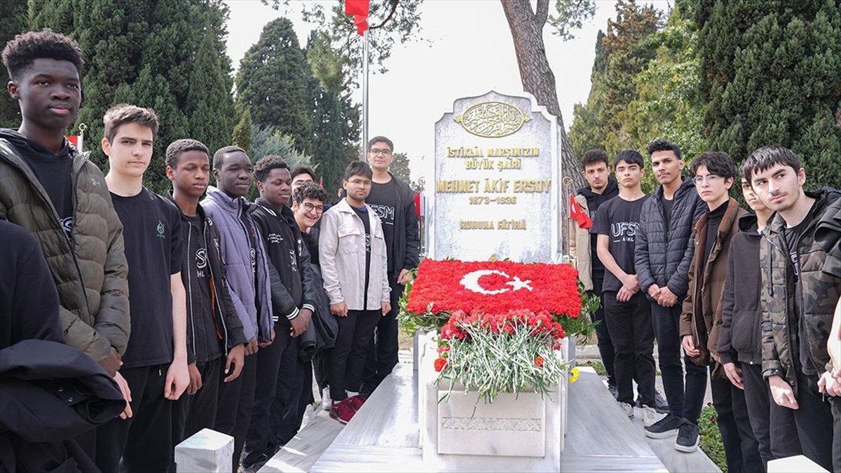 Mehmet Akif Ersoy, İstiklal Marşı’nın Kabulünün 104. Yılında Kabri Başında Anıldı Haberi