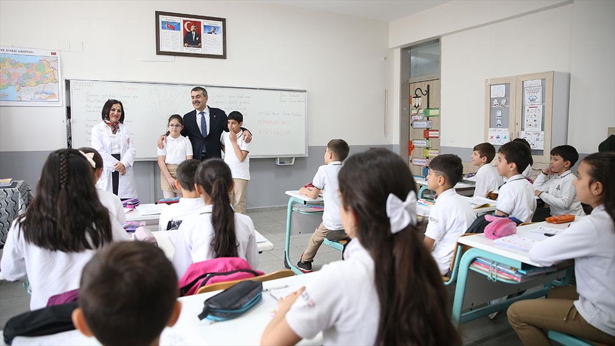 Milli Eğitim Bakanı Tekin, Bursa’da Sınıf Başkanı Seçilen Öğrencinin Vaadini Gerçekleştirdi Haberi