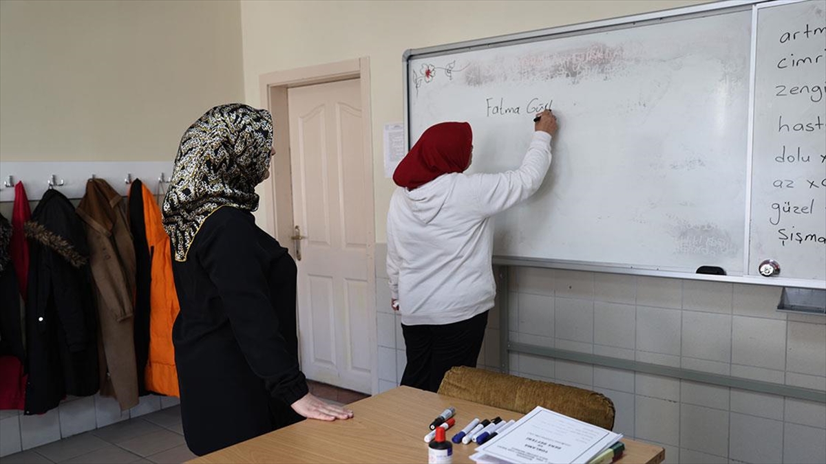 Nevşehir’de Çocuğuna Derslerinde Yardımcı Olamayan Anne 46’Sında Okuma Yazma Öğrendi Haberi