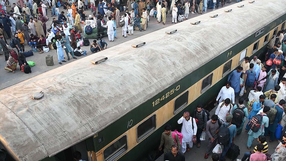 Pakistan’ın Belucistan Eyaletinde Yaklaşık 500 Kişinin Bulunduğu Trene Silahla Saldırı Düzenlendi Haberi