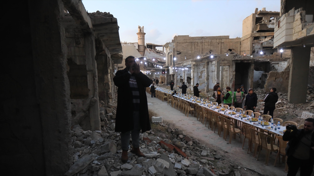 Şam’da Enkaz Haline Gelen Evlerin Arasında Toplu Iftar Haberi