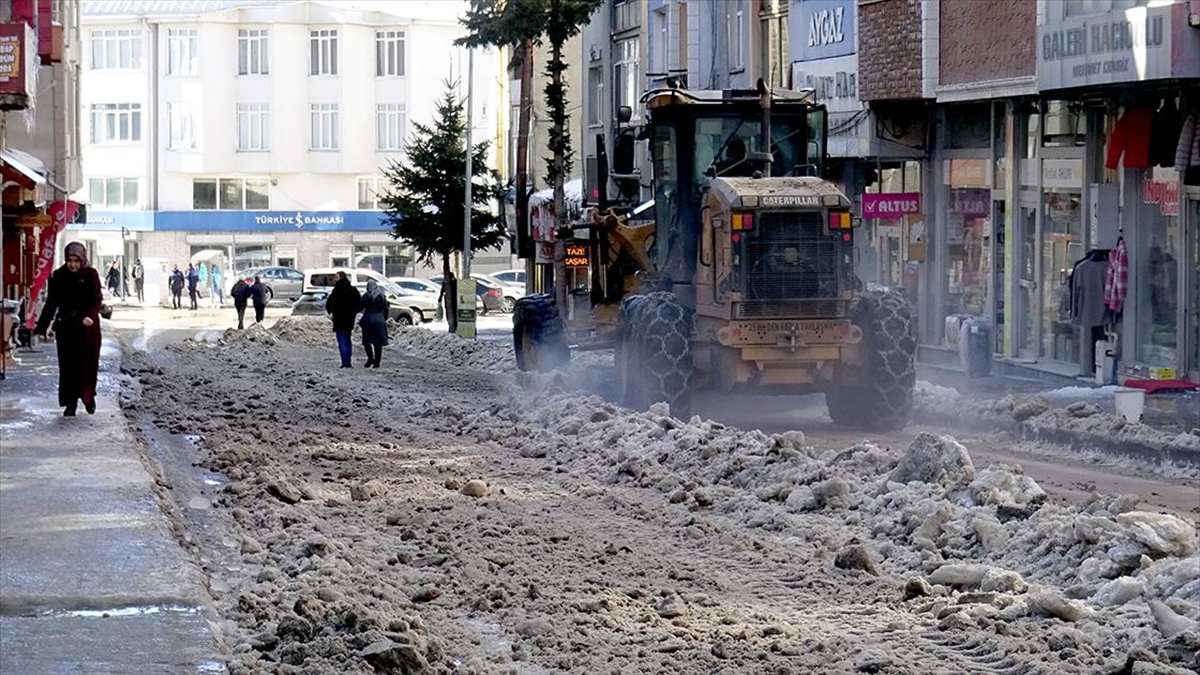 Sarıkamış’ta Tehlike Saçan Kar Ve Buzlar Ilçe Dışına Taşınıyor Haberi