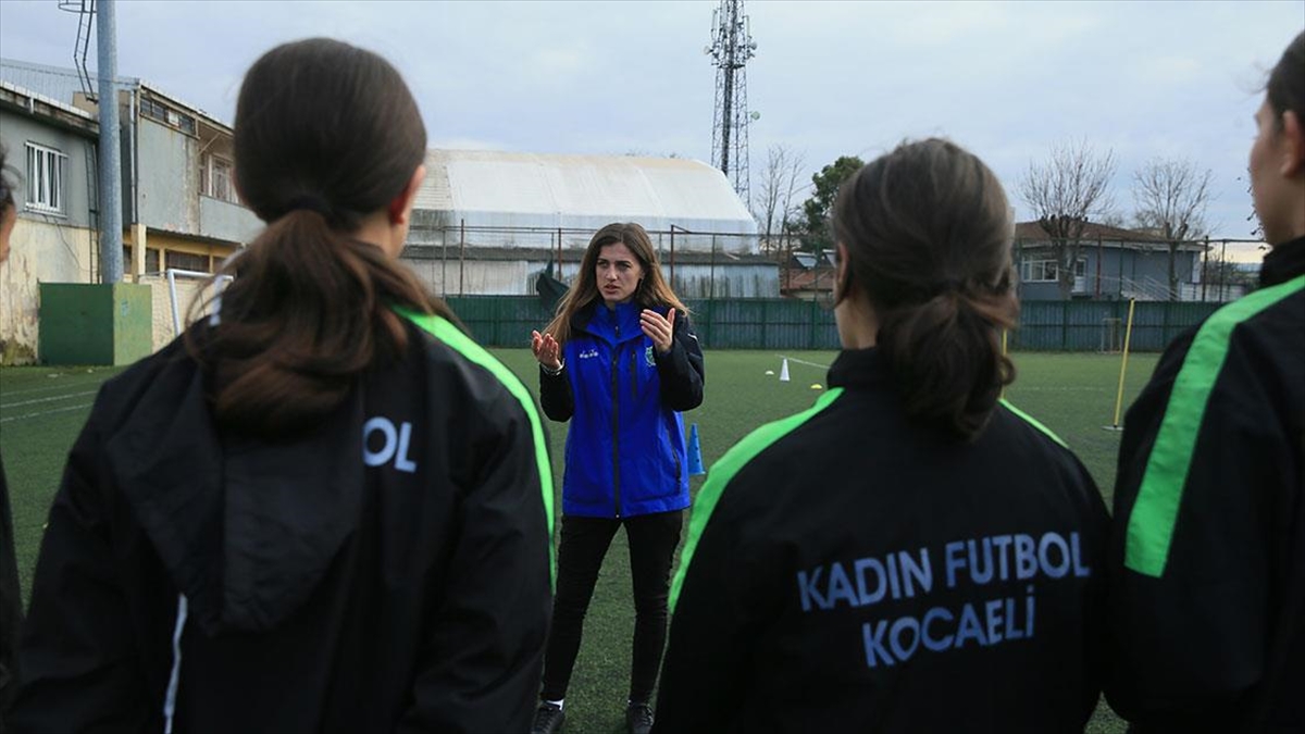 Şüheda Yıldız, “Yarım Kalan Hayalini” Futbolcu Yetiştirerek Tamamlıyor Haberi