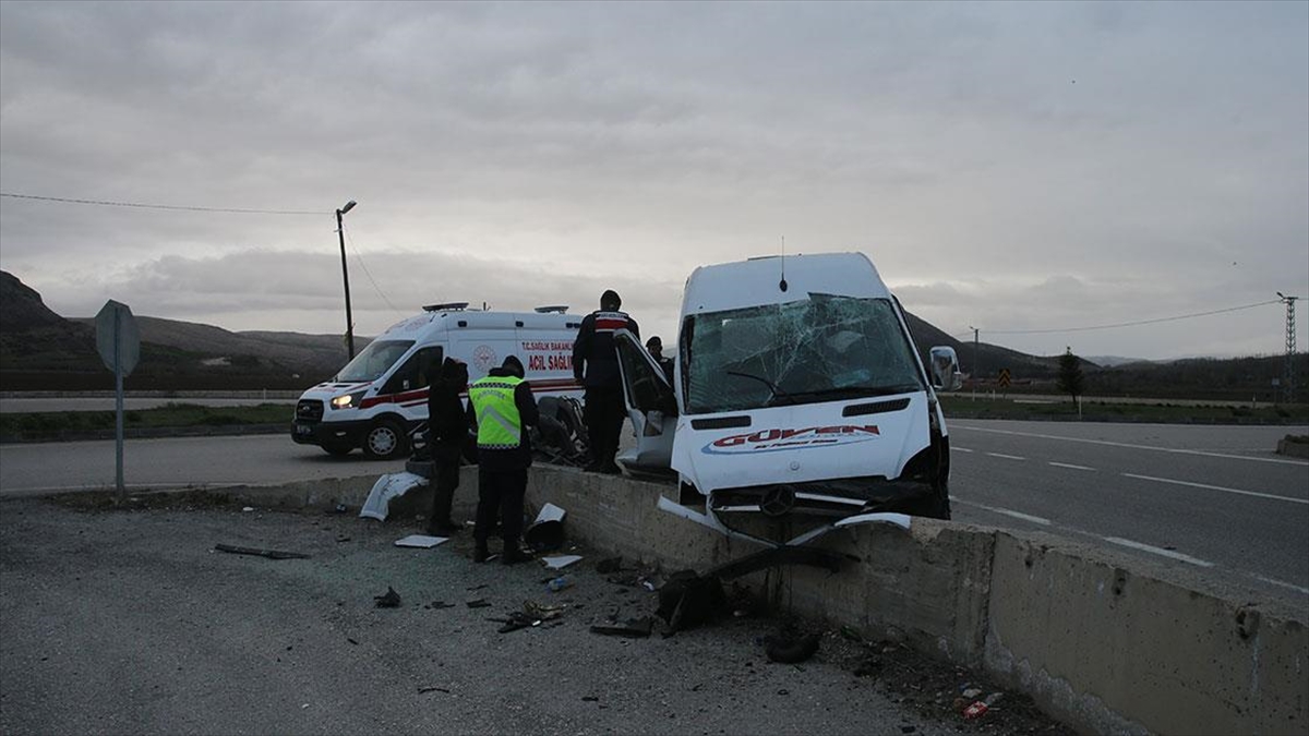 Tokat’ta Istinat Duvarına Çarpan Işçi Servisindeki 21 Kişi Yaralandı Haberi