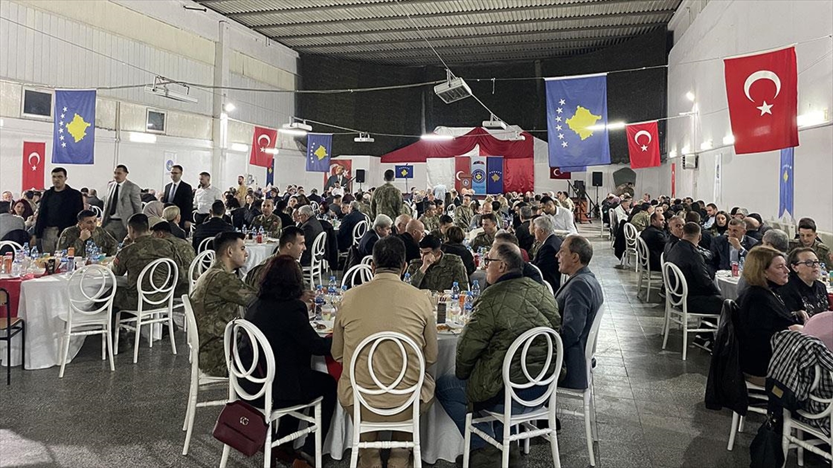 Türk Askeri, Kosova’daki Sultan Murat Kışlası’nda Iftar Verdi Haberi