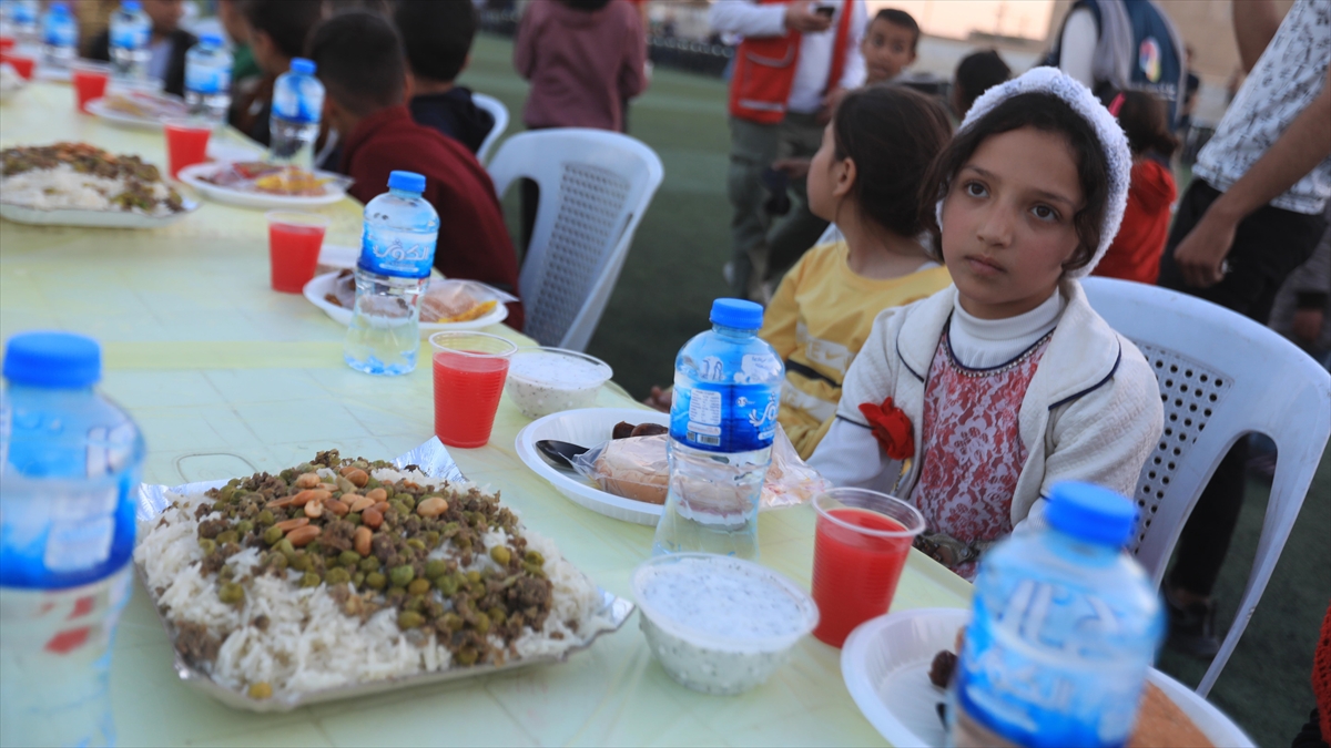 Türk Kızılay, Şam’da 1000 Yetime Iftar Verdi Haberi