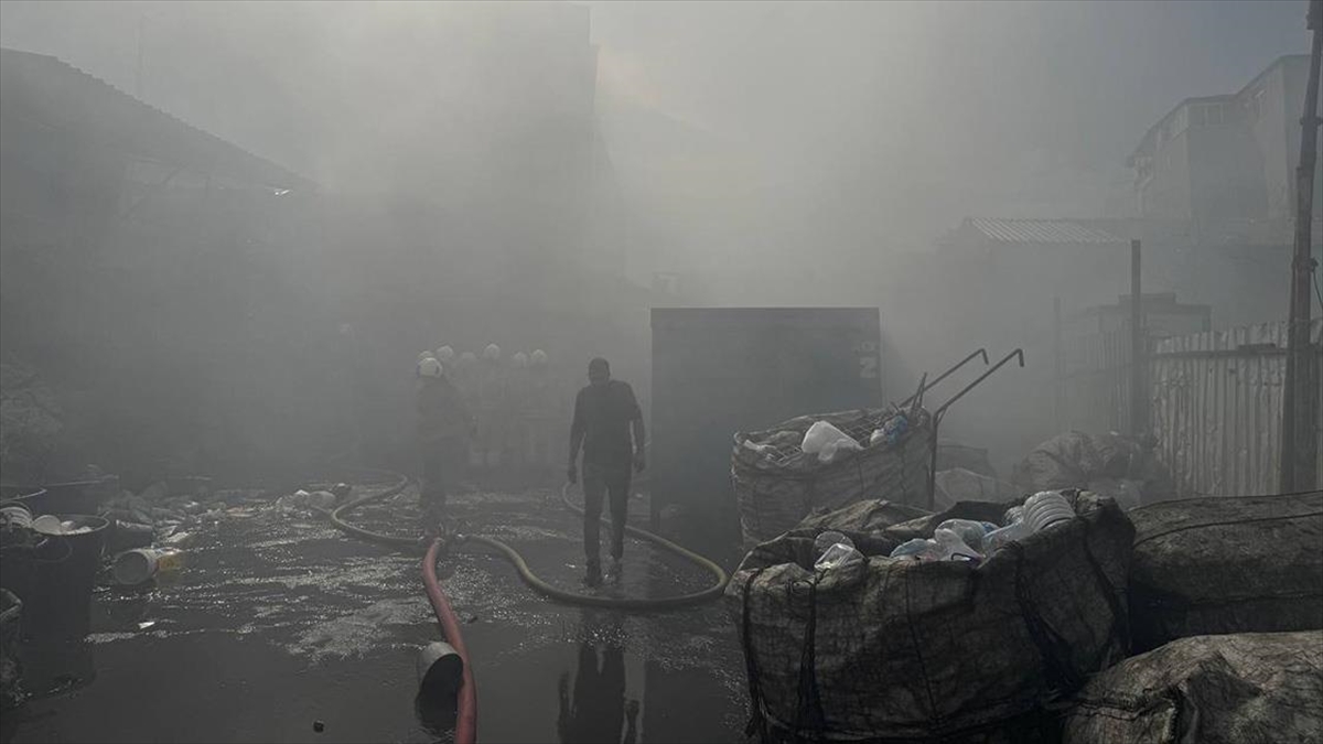 Ümraniye’de Organize Sanayi Bölgesindeki Hurdalık Alanda Çıkan Yangın Söndürüldü Haberi