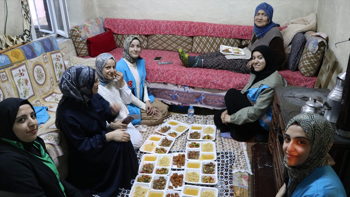 Üniversiteli Gençler Yaşlıların Iftar Sofralarını Hazırlıyor Haberi