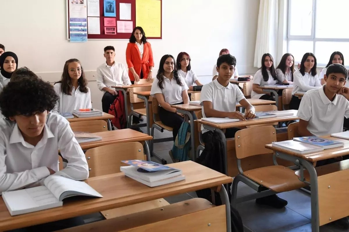 Bakan Tekin Açıkladı: Okullarda Ara Tatil Kalkıyor mu?